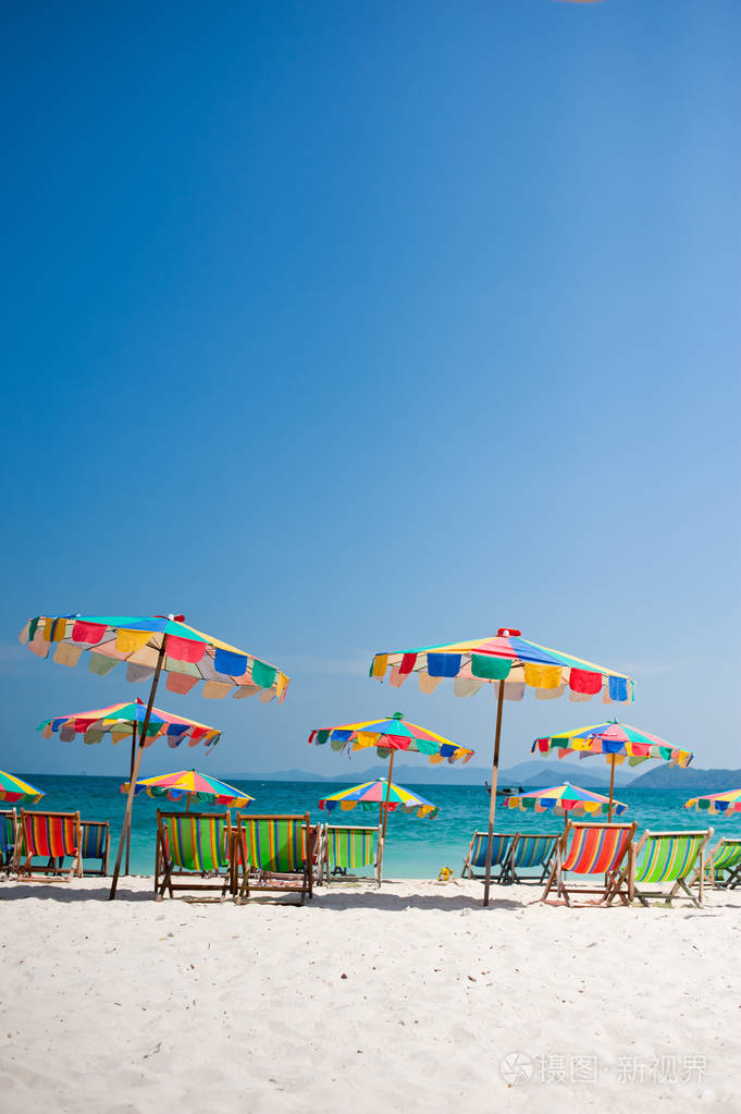 泰国海滩上五颜六色的沙滩椅