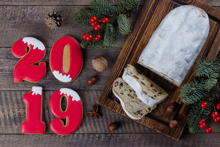 圣诞装饰木制背景，数字饼干2019年。传统的圣诞糕点甜点与节日装饰顶部视图平躺。