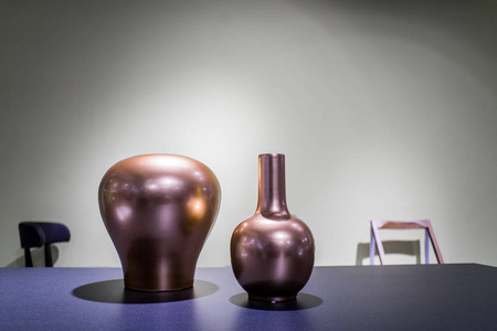 阁楼桌内部的现代设计花瓶