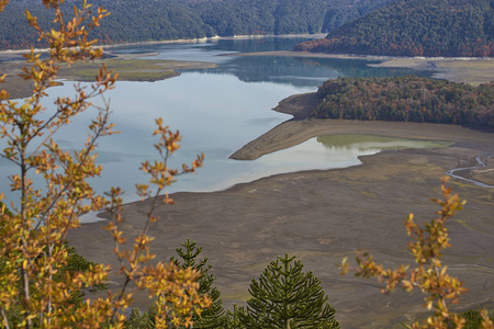 智利南部的康吉里奥国家公园。 泻湖岸被秋树包围。