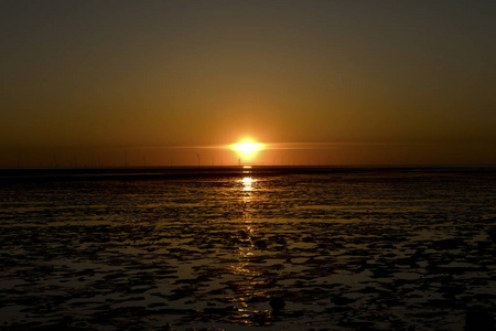 北海的日落。 瓦登海在最后的光芒中闪耀