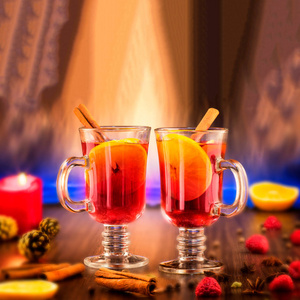 圣诞节在一张木制的乡村桌子上涂上香料和水果的红酒。 圣诞节的传统热饮。