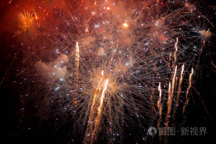 烟火红色背景上的星星和闪亮的烟花