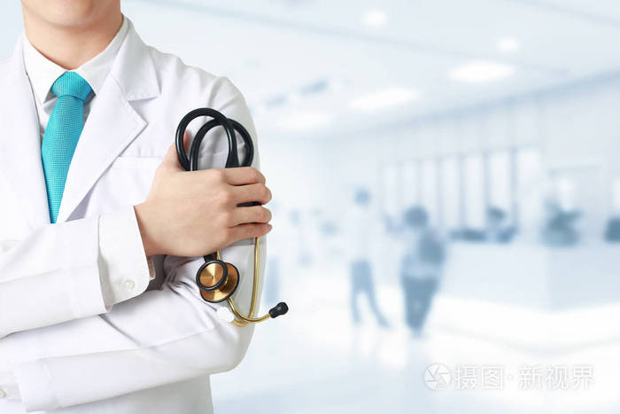 医生在模糊的医院背景下领导一名医生.