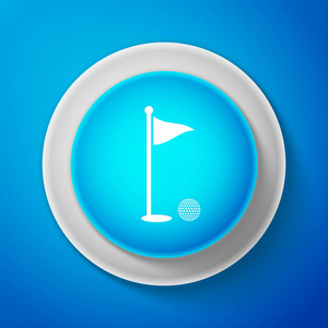 白色高尔夫球和孔与标志图标隔离在蓝色背景。高尔夫球。球和旗杆在洞里。体育理念。带白线的圆形蓝色按钮。向量例证