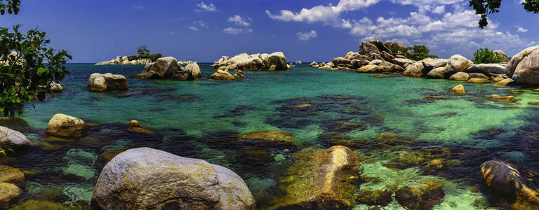 LengkuasBelitung岛上有石头的海滩全景