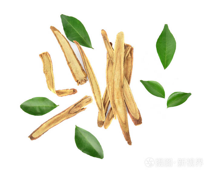 白色背景切片甘草根的俯视图