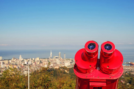从红色双筒望远镜看模糊的城市