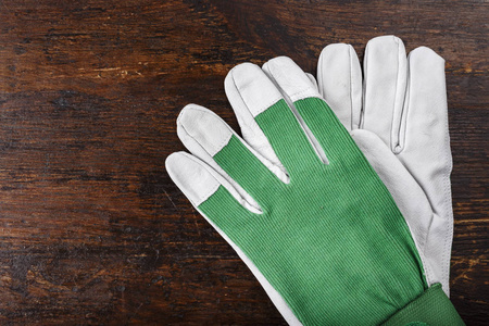 干净的工作手套，绿色的，白色的皮革插入木背