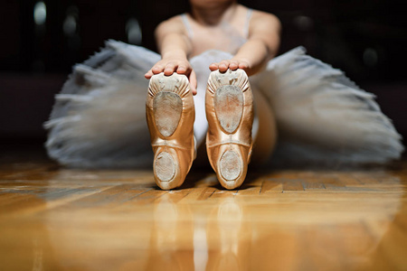  pointes of a small girl . Closeup