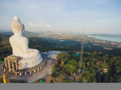 鸟图普吉岛大佛泰国高45米. 用缅甸白玉大理石装饰的钢筋混凝土结构
