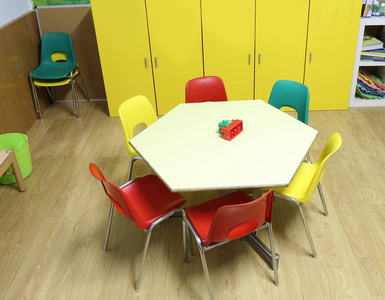 学校里有小椅子和六角形儿童友好桌