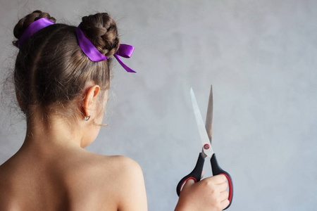 女孩拿着剪刀背影发型和理发的概念 美发服务 拿着剪刀的女孩