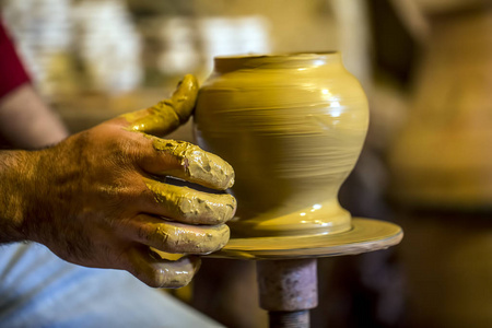 专业陶器制作碗在陶器车间工作室。
