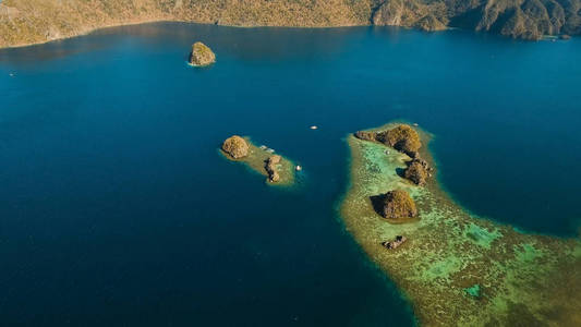 鸟瞰图热带环礁湖 大海 沙滩。热带小岛。布桑加，巴拉望岛菲律宾