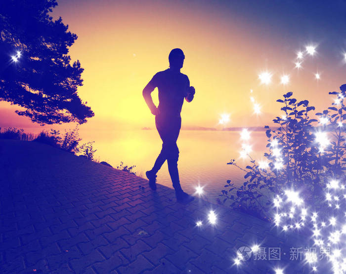 抽象过过滤在海滨海滩上跑步的人夕阳西下的人剪影背景是太阳