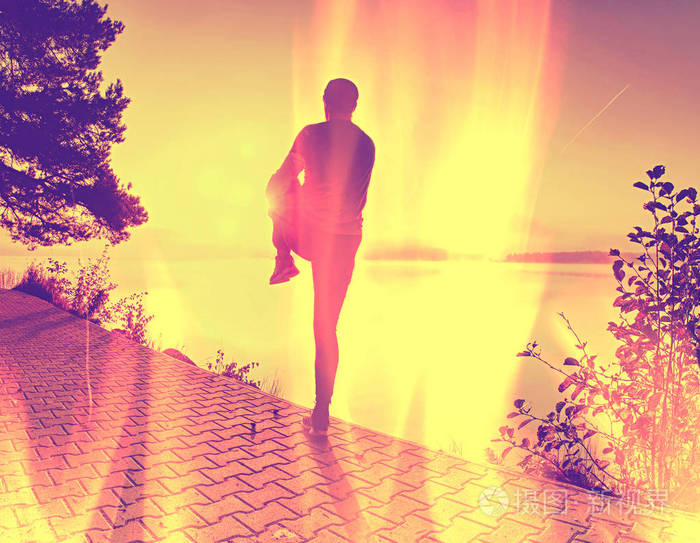 抽象过过滤在海滨海滩上跑步的人夕阳西下的人剪影背景是太阳