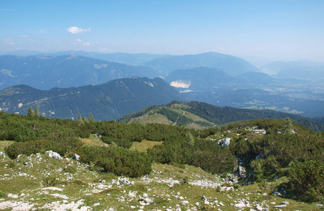 盖尔塔尔阿尔卑斯山的风景，从徒步旅行小径上的多布拉奇卡林西亚奥地利