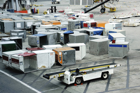 空运集装箱在机场空运飞机的集装箱照片