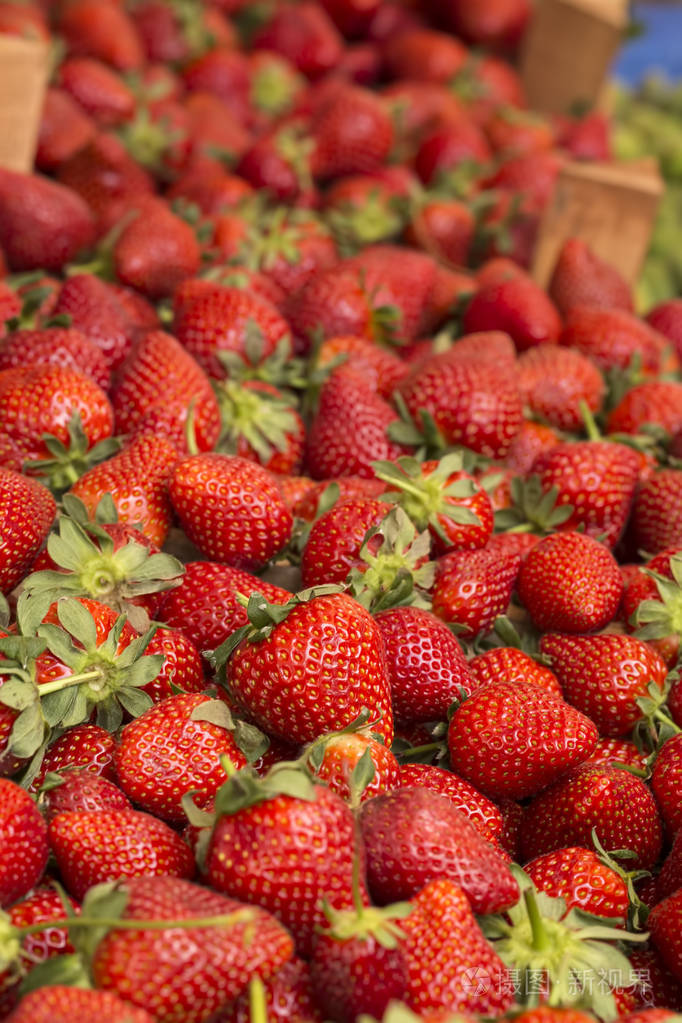 水果市场上五颜六色的红草莓