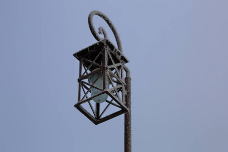 现代城市街道上的老式铁灯笼