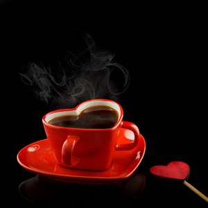 红色的心杯，木制自制的心和咖啡。 黑色背景。 情人节的概念。