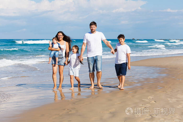 两个孩子在海滩上