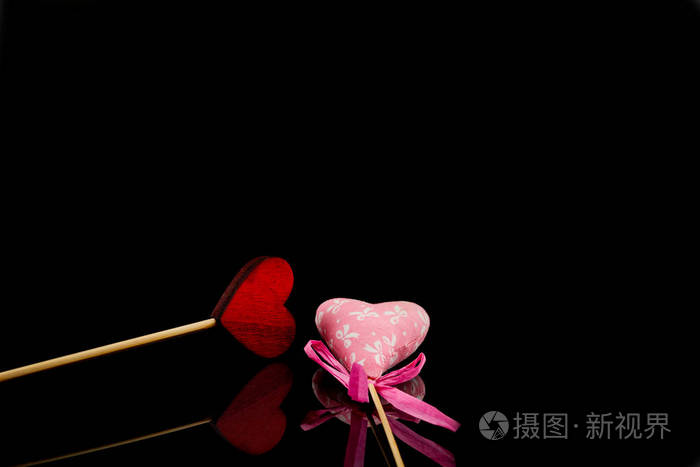 自制的心在黑色的背景上情人节的概念