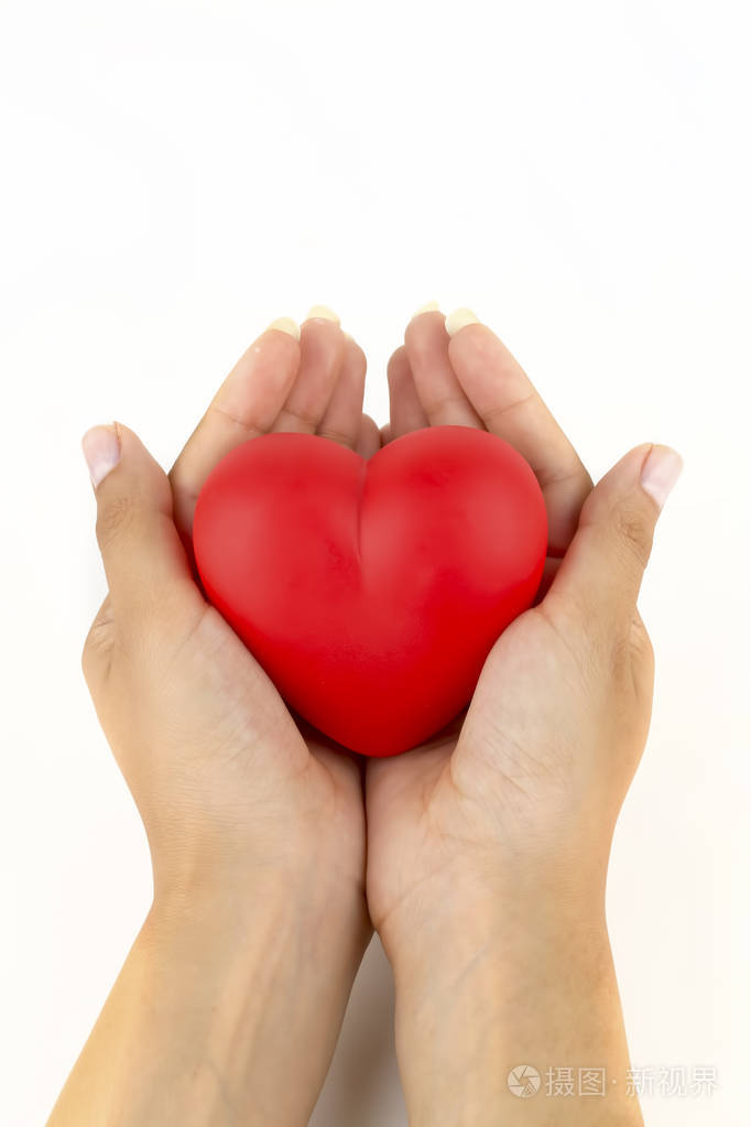 女人的手握着红色的心形图案