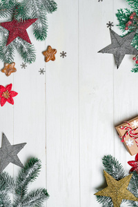 圣诞祝贺背景与礼物, 松树树枝和圣诞饰品的木制背景。圣诞模型或贺卡。顶视图