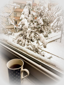 冬季雪景，一杯咖啡。