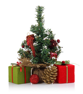 带有礼物的迷你圣诞树松果和白色背景的装饰品