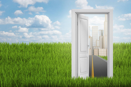 在废弃的房子里打开木门. 外面绿色阳光明媚的草地.