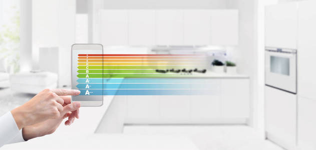 节能与智能家居自动化控制概念手机手触摸屏，在模糊厨房背景带有效率级符号