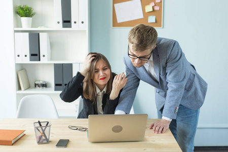 商业压力和人的观念女人和男人在办公室里一起工作, 思考项目。工作中的不良情绪