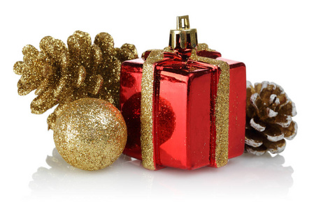 带礼品盒的金球和松果。 白色背景的圣诞装饰品
