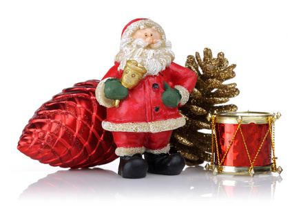 圣诞老人有松果和玩具鼓。 白色背景的圣诞装饰品