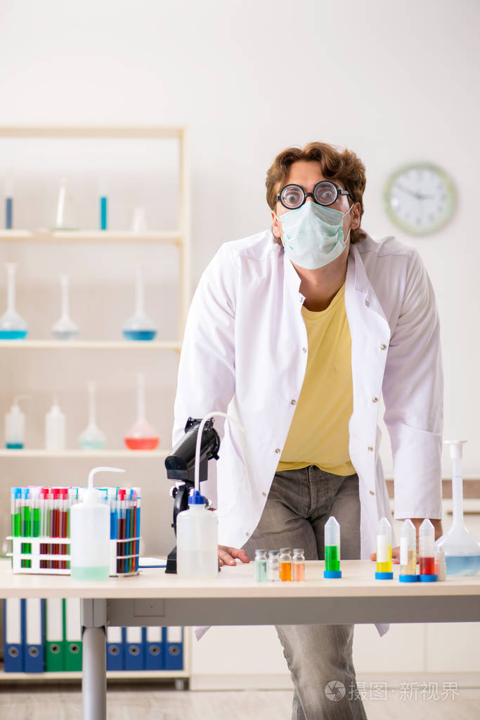 有趣的疯狂化学家做实验和测试