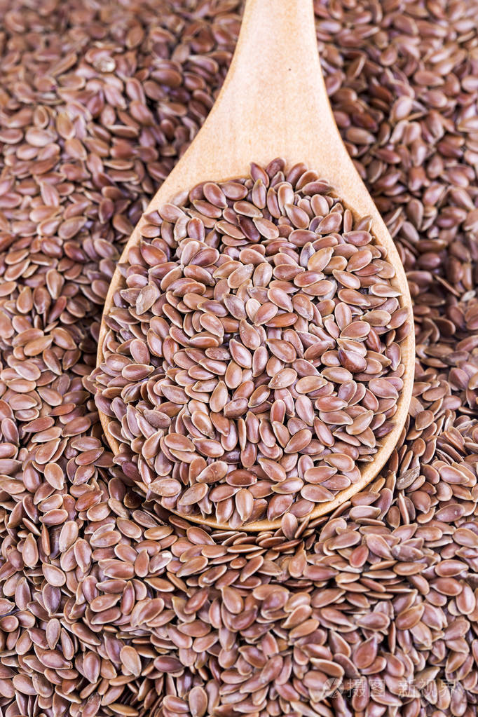 亚麻是棕色亚麻籽的科学名称又称亚麻籽亚麻籽和普通亚麻一堆谷物隔离