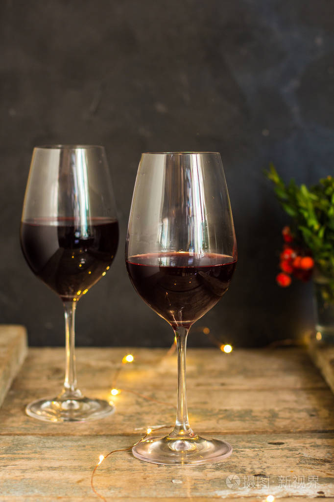 红酒透明玻璃杯放在木桌上一份礼物上面的风景复制空间