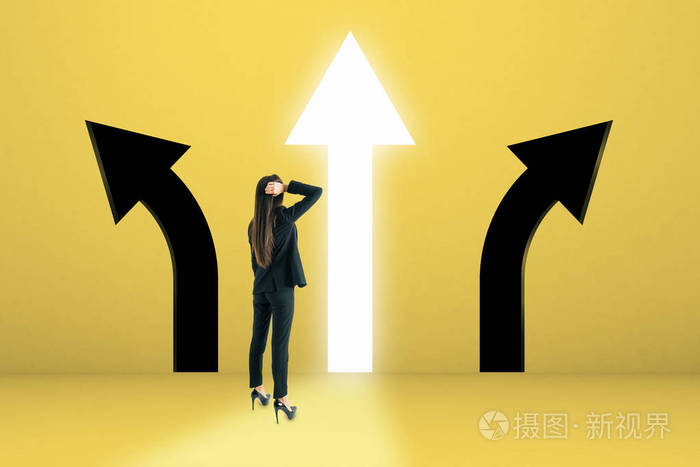 黄色背景上有箭头选择的年轻女商人不同方向和领导理念