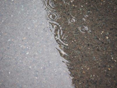 水圈在雨水的水坑中作为背景有用