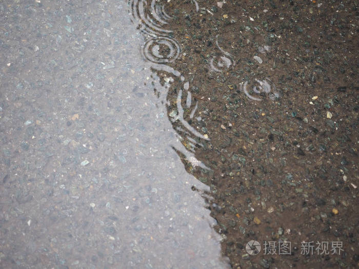 水圈在雨水的水坑中作为背景有用