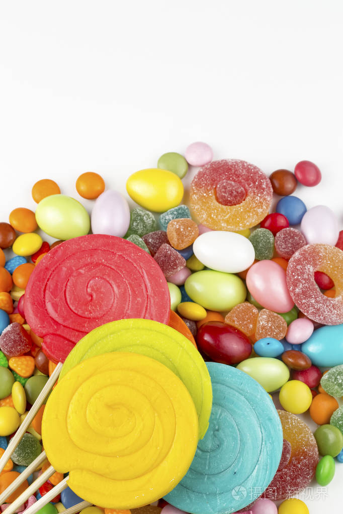 五颜六色的棒棒糖和不同颜色的圆形糖果上面的风景