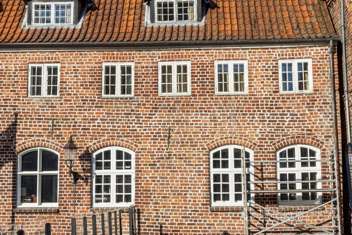 举报古欧洲建筑细节街道和房屋的历史古城中欧一座古老房子的塔楼顶 