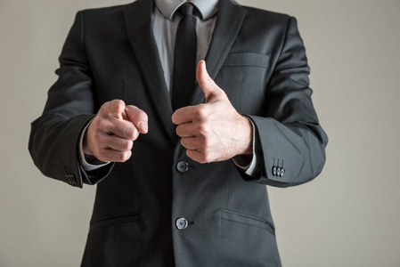 用了一只手的商人图片