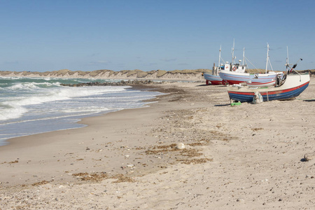 丹麦诺雷沃鲁波尔海滩上的渔船