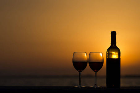 海滩红酒海滩上的一副红酒杯.照片