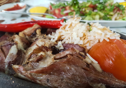 土耳其肉类食品烤肉串羊肉坦多里库祖坦迪尔桶。