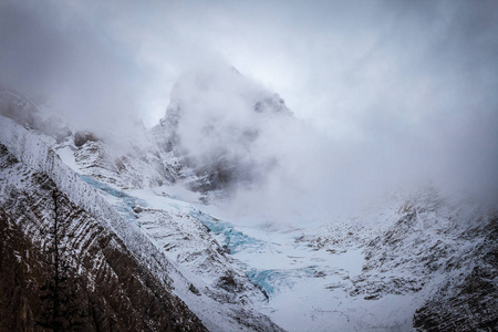在寒冷的日子里, 加拿大落基山脉上的一个山被云层笼罩
